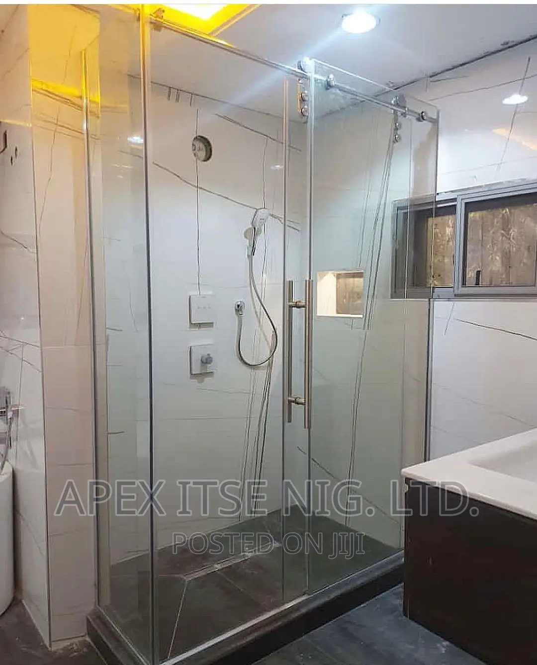 Round Pipe Glass Cubicle Bath Interior