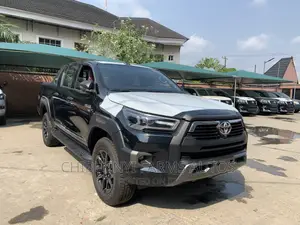 New Toyota Hilux 2022 Black