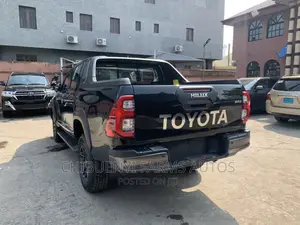 New Toyota Hilux 2022 Black