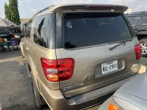 Toyota Sequoia 2004 Gold
