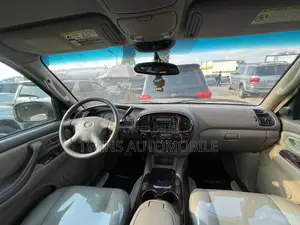 Toyota Sequoia 2004 Gold