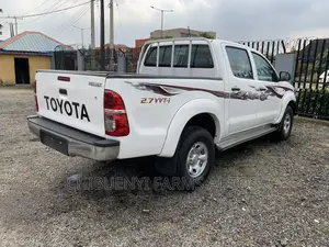 Toyota Hilux SR 4x4 2015 White
