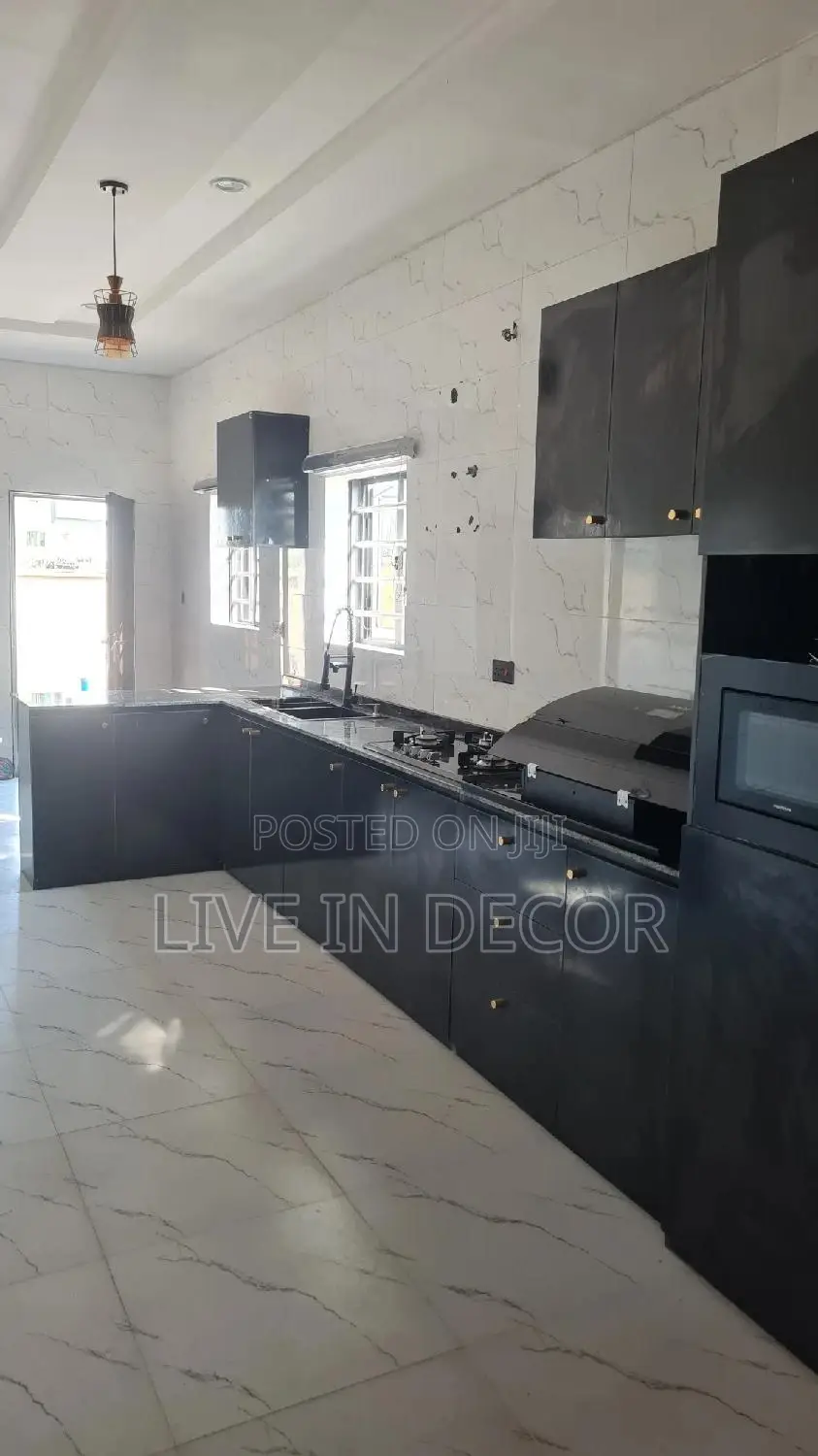 Custom Kitchen Cabinets