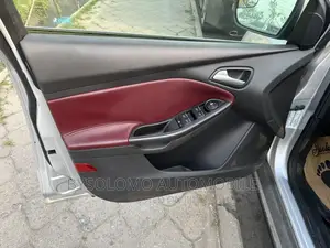 Ford Focus SEL Sedan FWD (2.0L 4cyl 6A) 2012 Silver