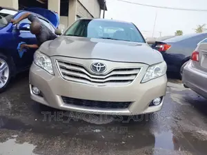 Toyota Camry XLE V6 4dr Sedan (3.5L 6cyl 6AM) 2009 Gold