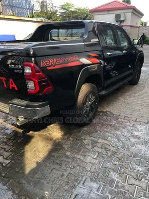 Toyota Hilux Booth Cover Rolling Cover With the Spoiler