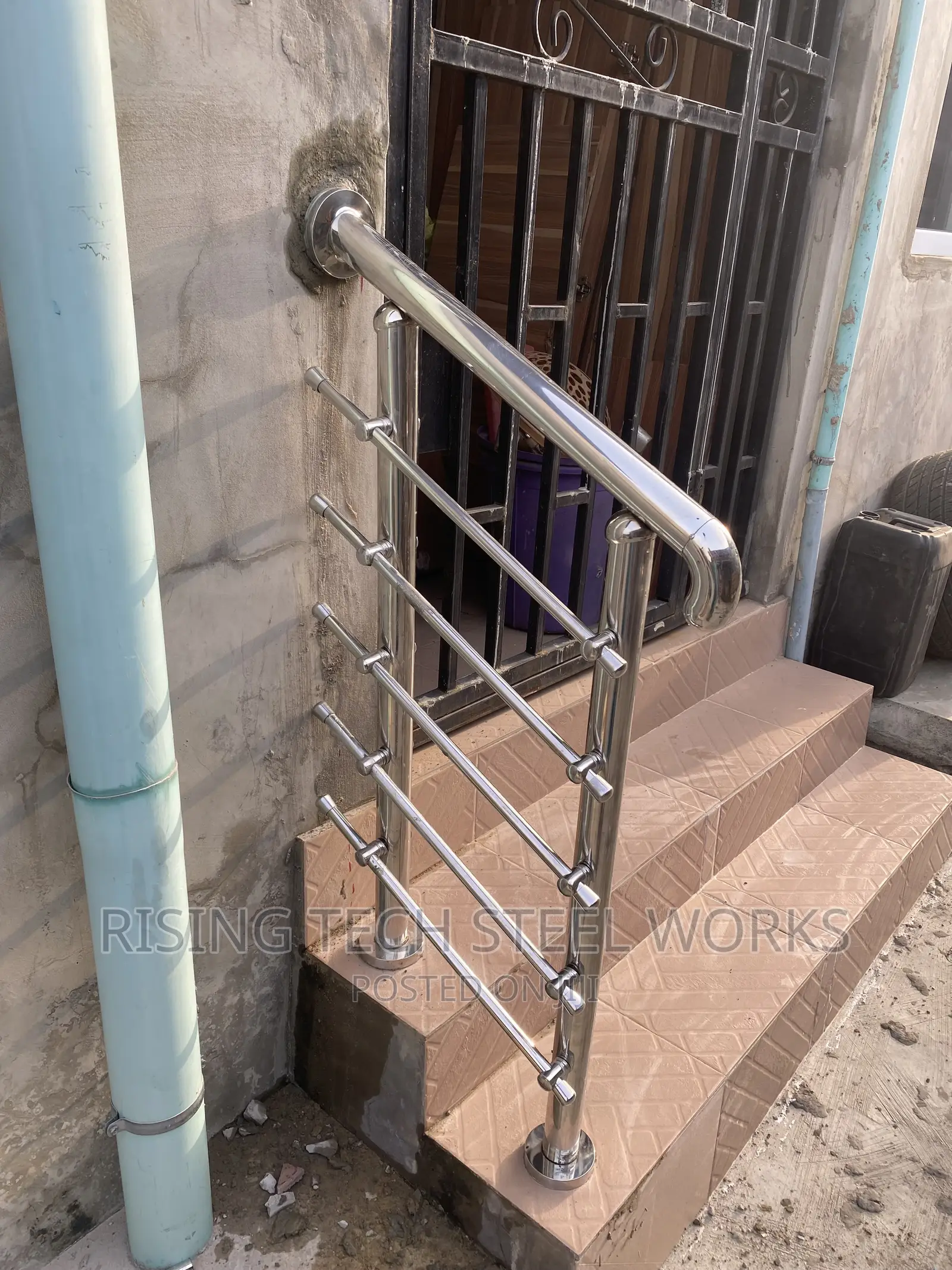 Quality Stainless Hand Rail. Available in Different Designs,