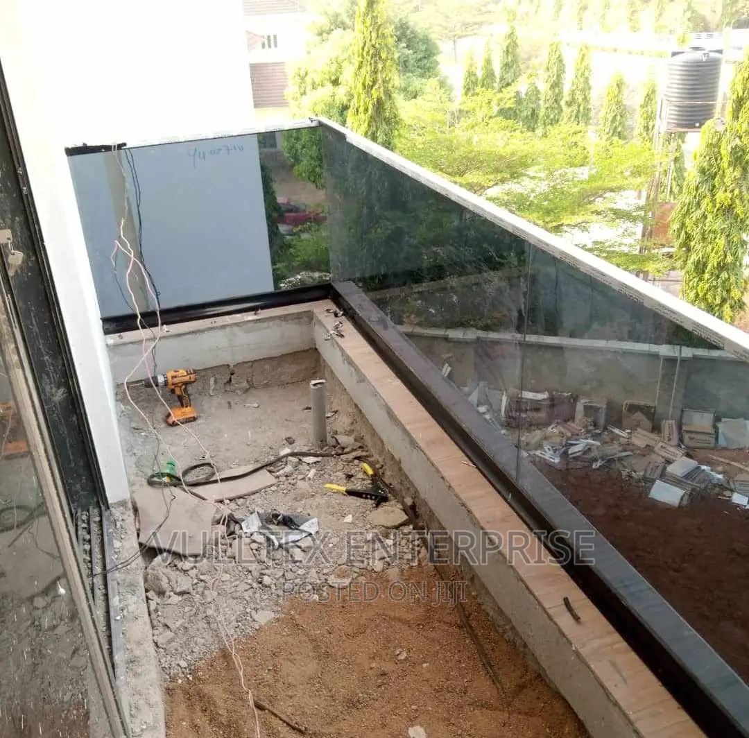 Balcony Glassrail.