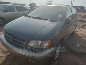 Toyota Sienna XLE & 1 hatch 2000 Green