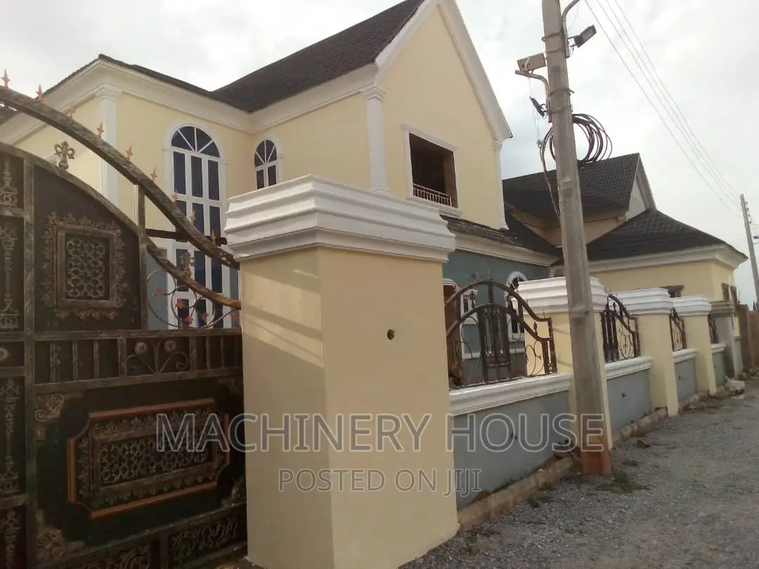 Swahili Spraying and 3 D Decorations