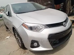 Photo - Toyota Corolla 2015 Silver