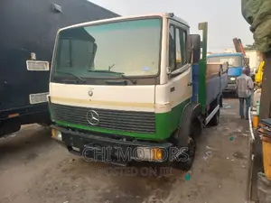 Mercedes Truck 814 Green White