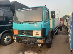 Mercedes Truck 1320 Green White