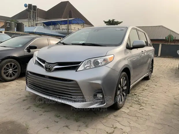 Toyota Sienna 2018 Silver in Apapa Cars, Chibuenyi Farms Autos