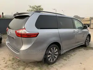 Toyota Sienna 2018 Silver