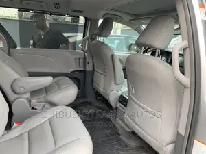 Toyota Sienna 2018 Silver