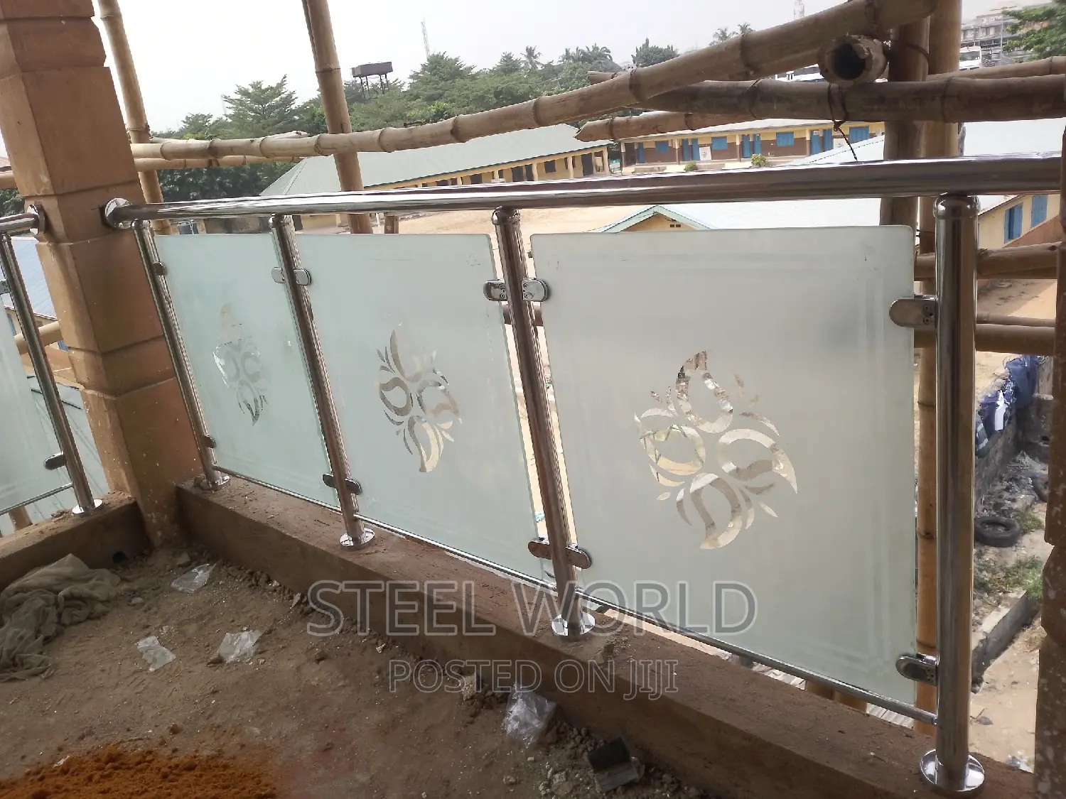 10m Glass With Brasment