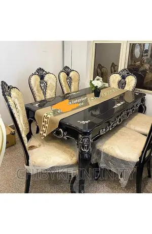 Wooden Top Royal Dinning Table With Sis Sitter Chairs
