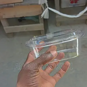 A Pack of 1000pcs of 480ml Rectangular Parfait Bowl
