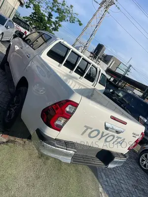 Toyota Hilux 2022 White