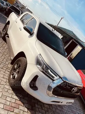 Toyota Hilux 2022 White