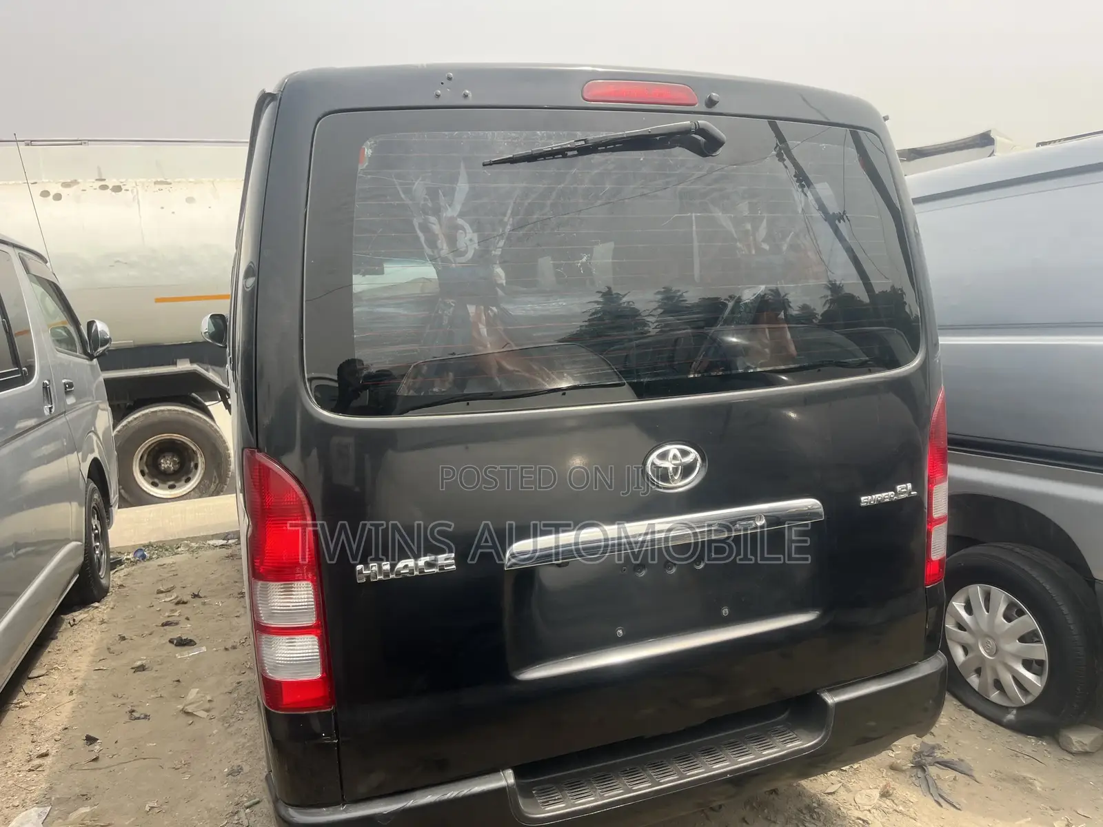 Toyota HiAce 2014 Black