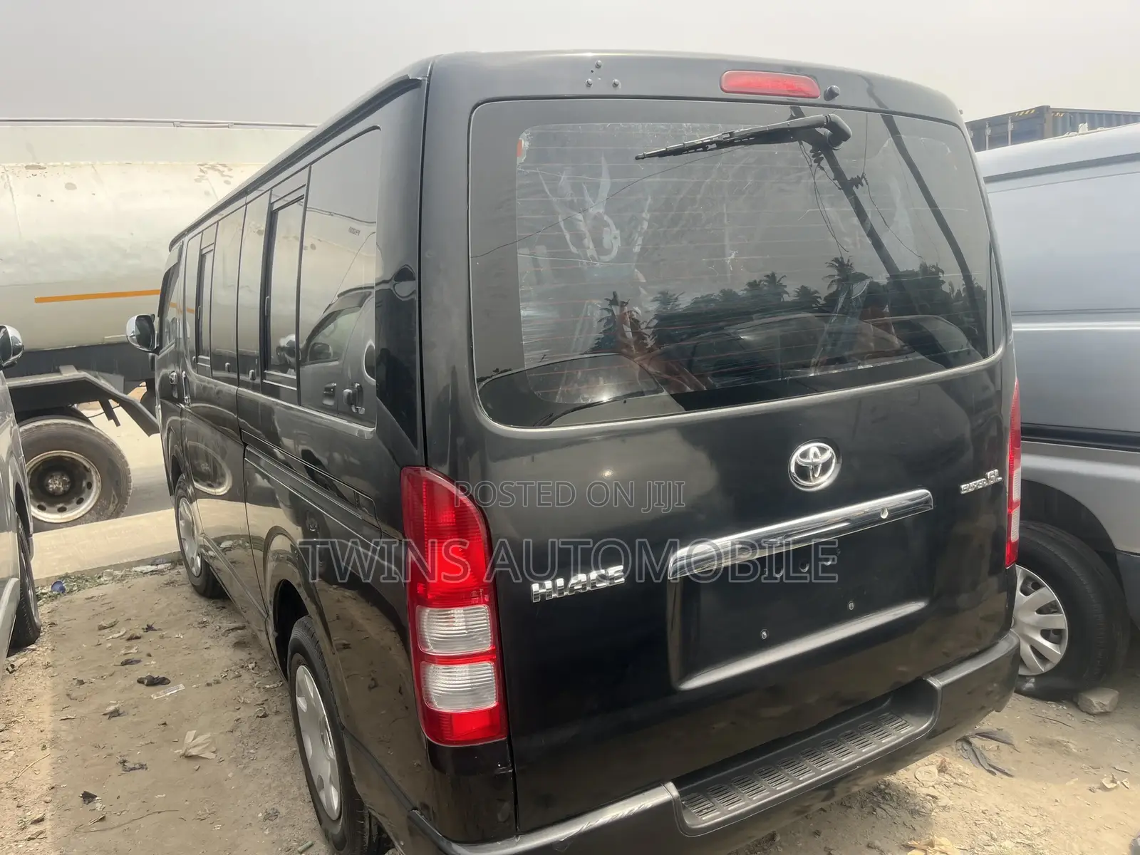 Toyota HiAce 2014 Black