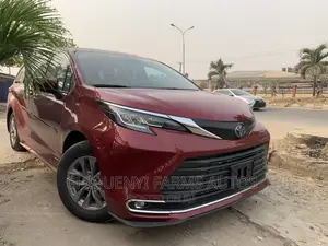Toyota Sienna XLE Woodland Edition 2022 Red