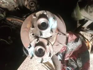 Front Hub Nissan Pathfinder 05,