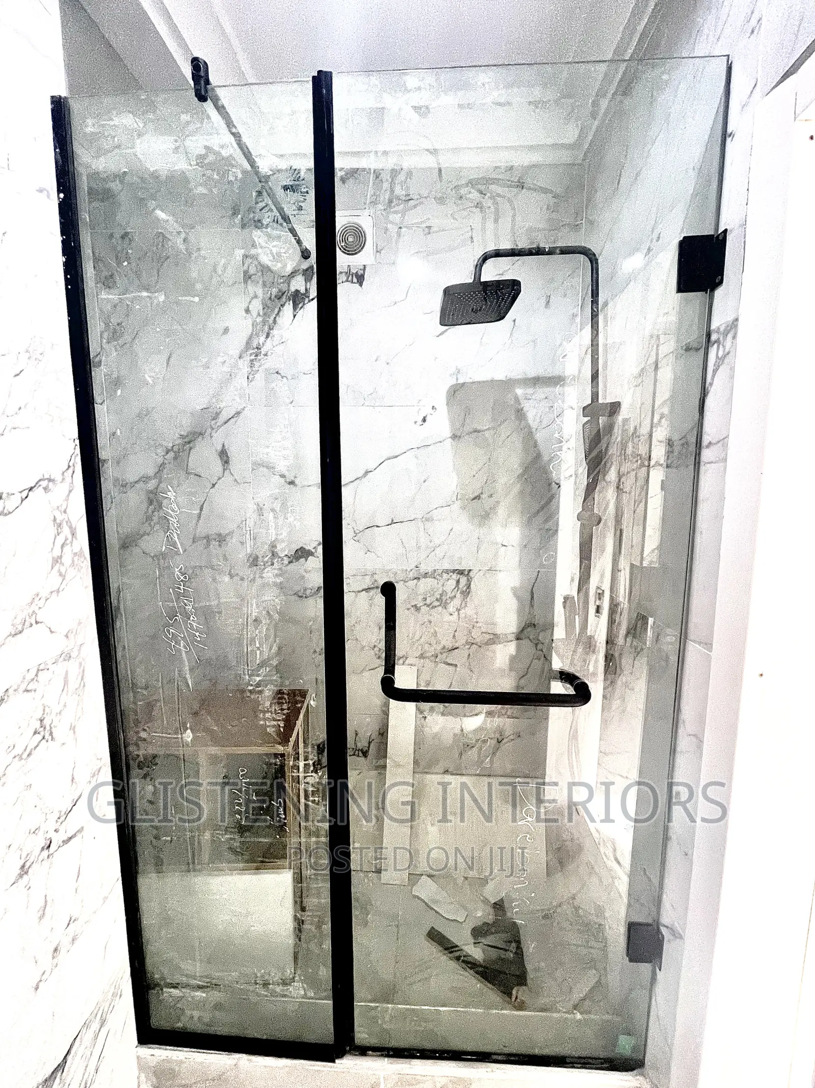 10mm Think Shower Cubicle With Black Accessories