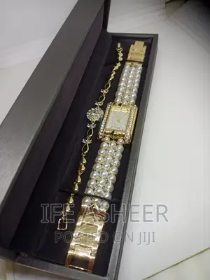 Photo - Dior Ladies Pearl Wristwatch With Bracelet - Gold