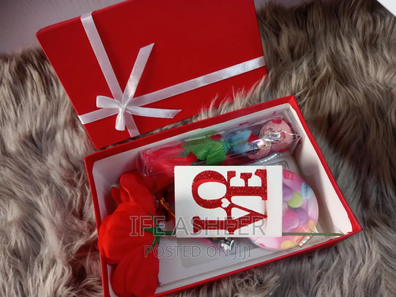 Lovers Package Inside a Box Containing 6 Items 01