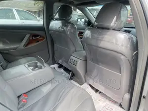 Toyota Camry XLE 4dr Sedan (2.5L 4cyl 6AM) 2010 Silver