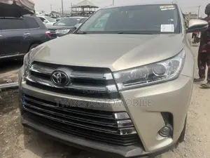 Toyota Highlander XLE 4dr SUV AWD (3.5L 6cyl 6A) 2015 Gold