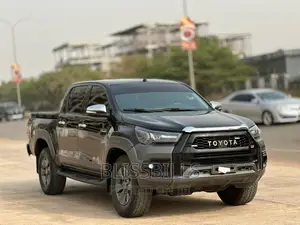 Photo - Toyota Hilux 2019 Black