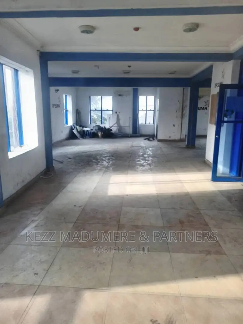 To Let: Spacious Hall at New Gra
