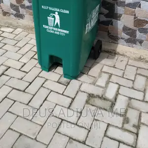 Waste Bin With Tire and Cover