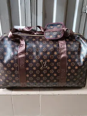 Medium Luis Vuitton Leather Travelling Luggage Duffle Bag