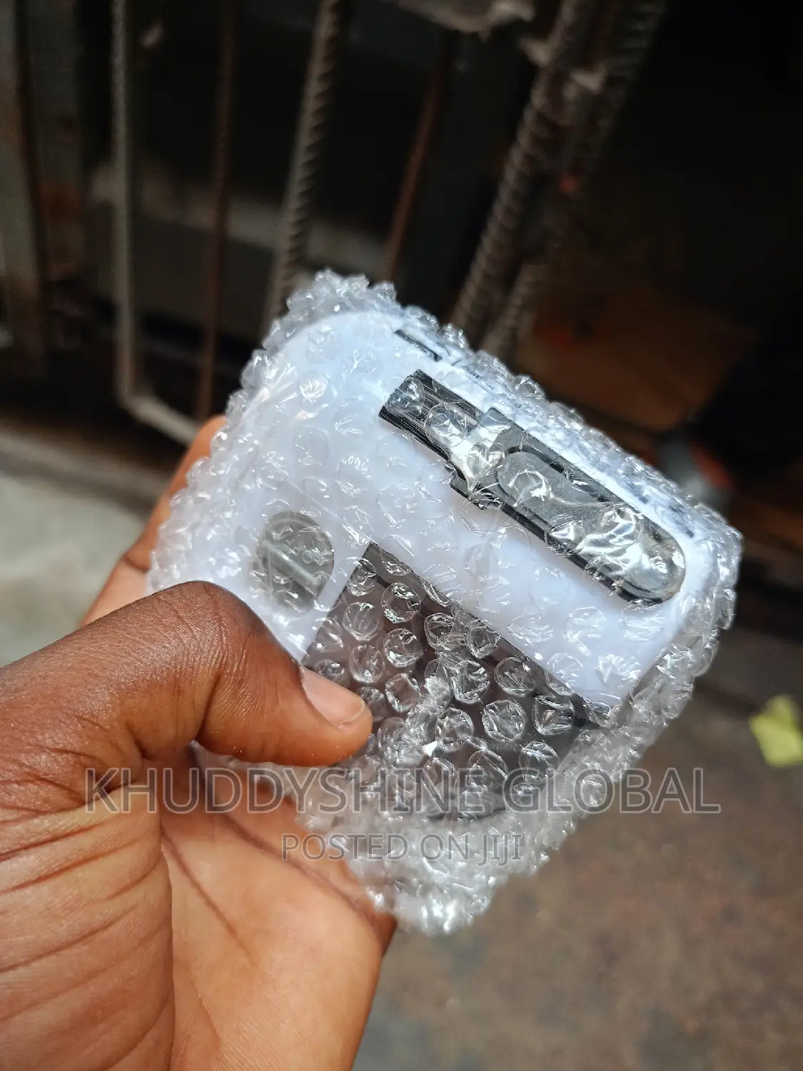 Automatic Lint Remover
Available in White
