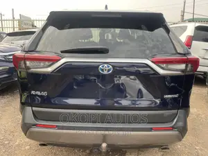 Toyota RAV4 XLE Premium 2021 Blue