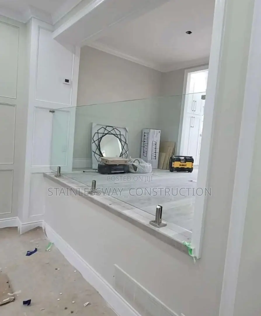 Frameless Glass Work With Spegt Stand