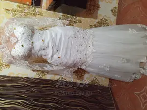 Off-White Wedding Gown With Veil