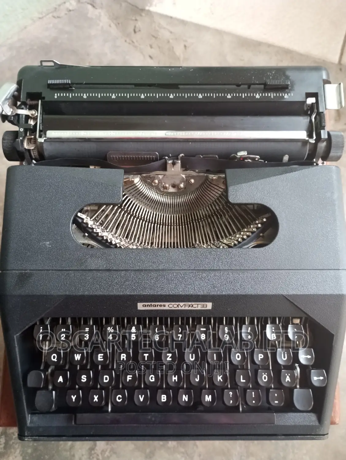 Antares Compact 33 Portable Typewriter