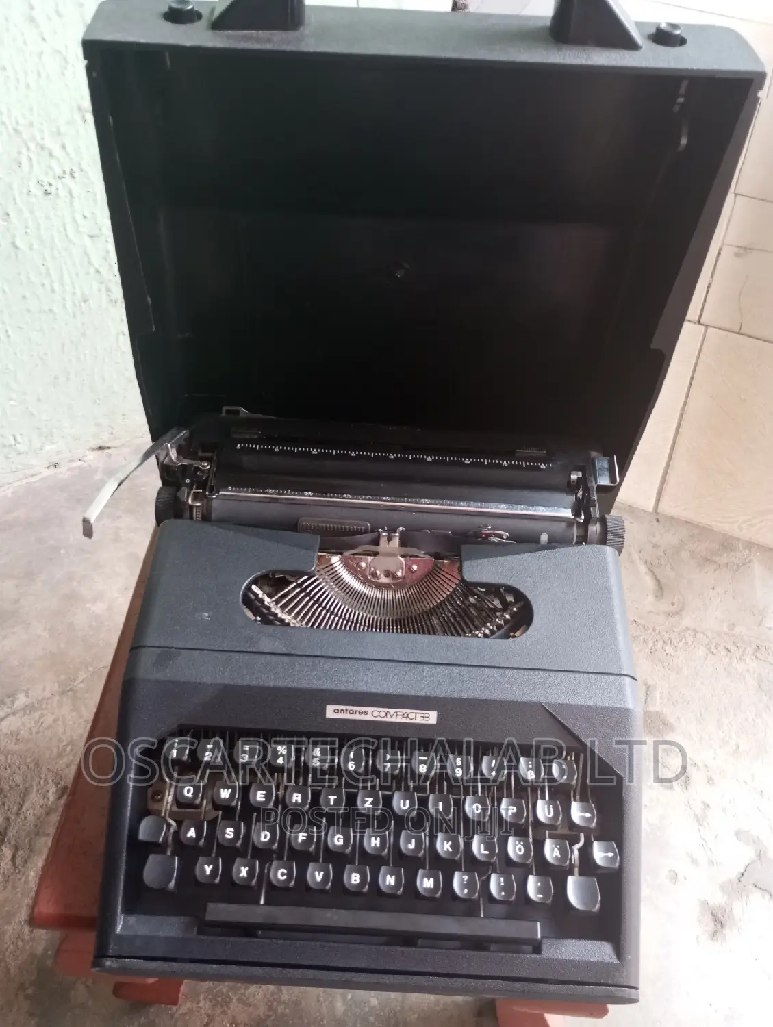 Antares Compact 33 Portable Typewriter