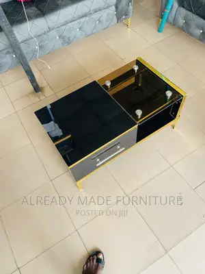 Glussy Center Table