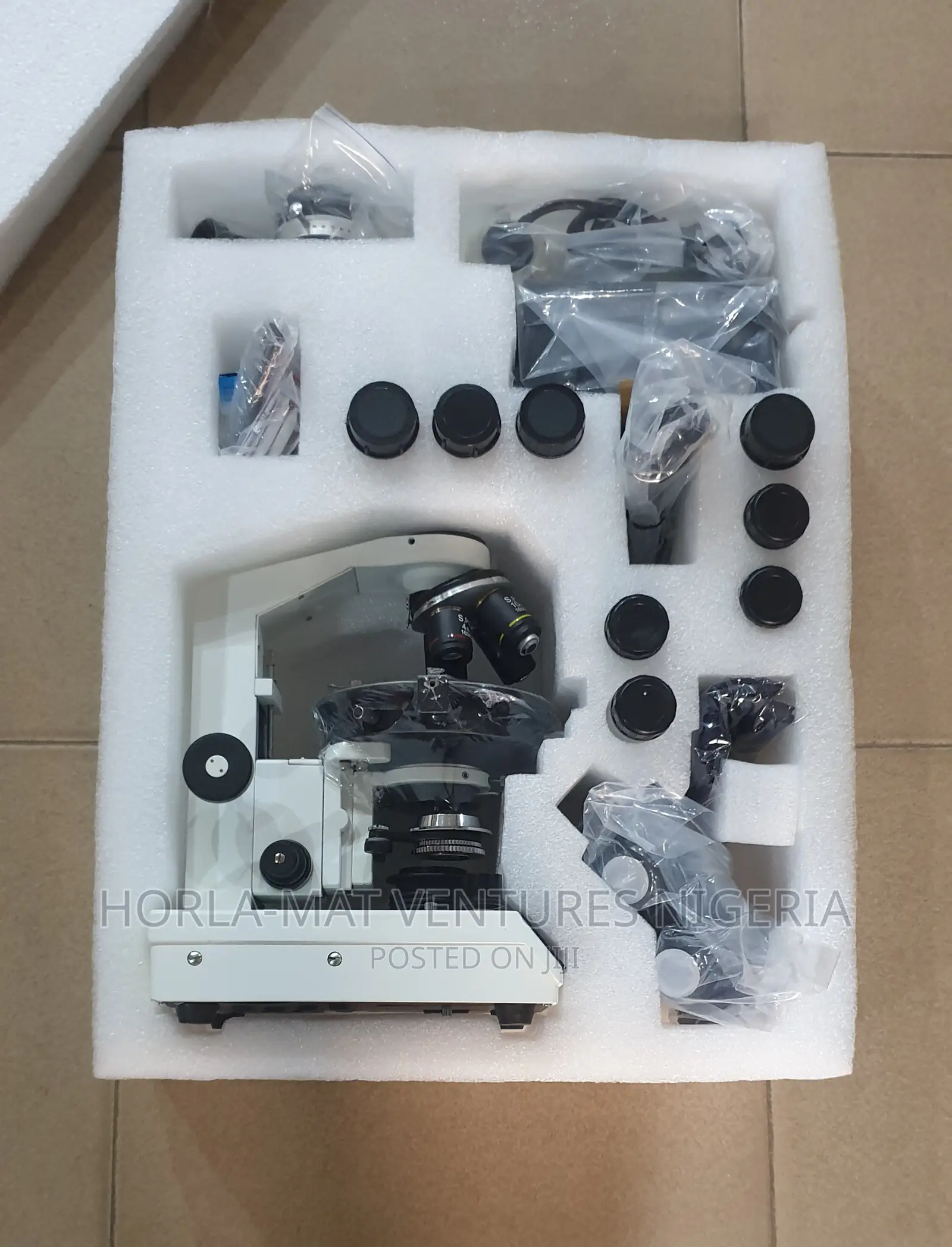 Trinocular Ore Polalarize Microscope