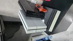 Playstation 4 Fat Console With 2 Pads And 10 Games Installed