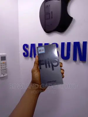 New Samsung Galaxy Z Flip4 128 GB Purple