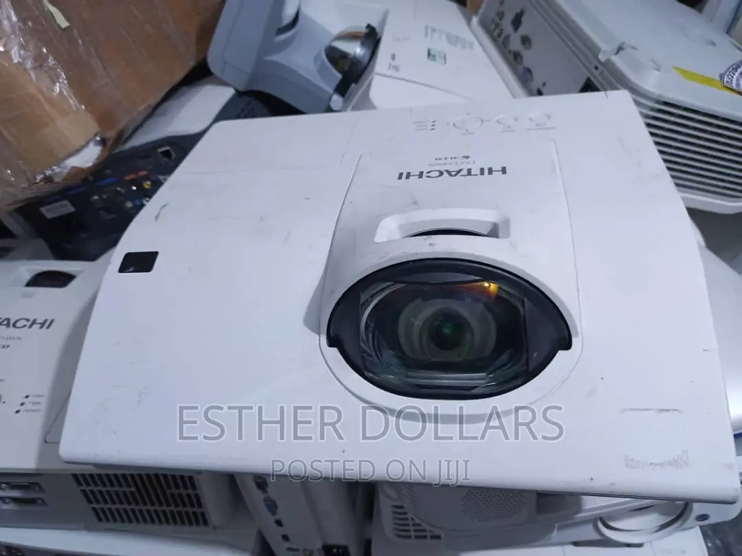 Short Throw Hitachi Projector for Classes