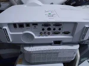 Short Throw Hitachi Projector for Classes
